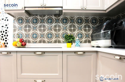 Không gian bếp với hoa văn độc đáo